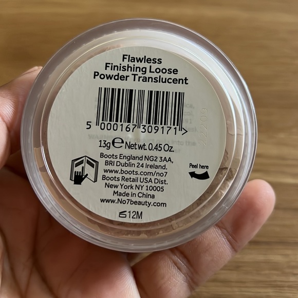 No 7 Flawless Finishing Loose Powder Translucent - Picture 3 of 3